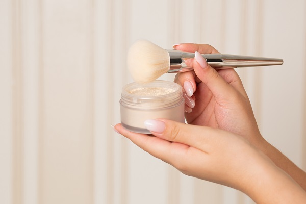 Setting powders are loose powders that help makeup stay where it is put.
