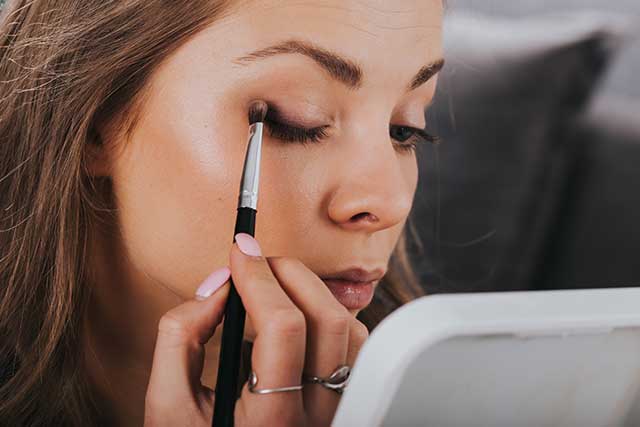 Finding the right eyeshadow makeup for brown eyes shall take into account  its four main factors in knowing how to choose.